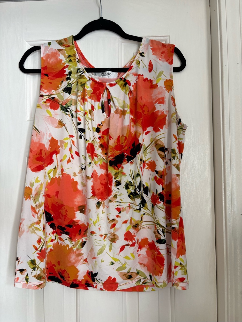 Jones Studio Coral, White and Green Floral Keyhole Camisole